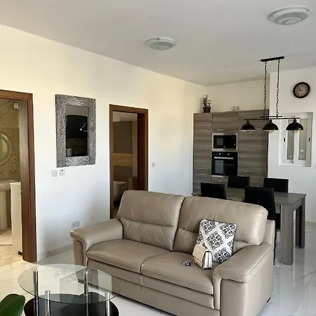 Kwatera prywatna Airport Double Bedroom With Shared Bathroom, Penthouse With Bbq Facilities *