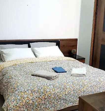 Airport Double Bedroom With Shared Bathroom, Penthouse With Bbq Facilities Kwatera prywatna Mqabba