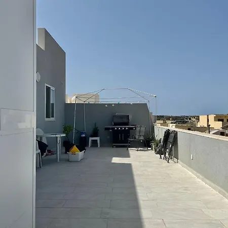 Airport Double Bedroom With Shared Bathroom, Penthouse With Bbq Facilities
