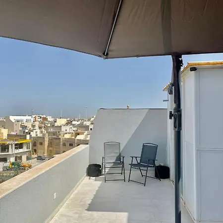 Airport Double Bedroom With Shared Bathroom, Penthouse With Bbq Facilities Kwatera prywatna Mqabba