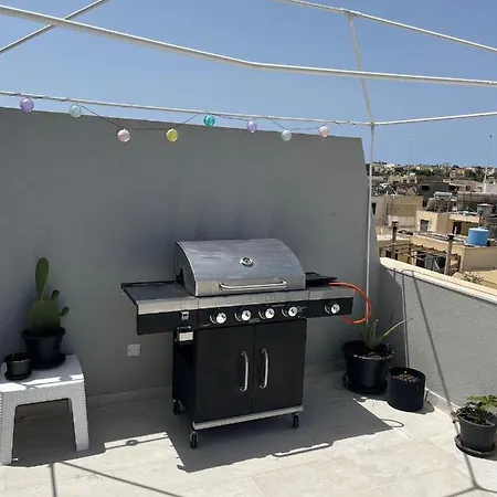 Kwatera prywatna Airport Double Bedroom With Shared Bathroom, Penthouse With Bbq Facilities *