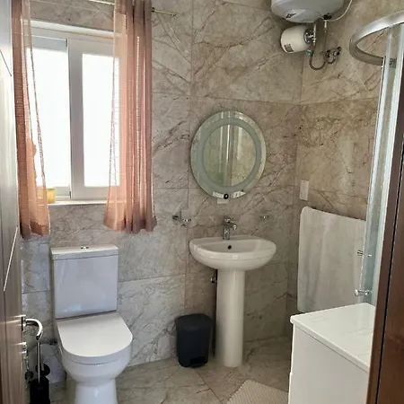 Kwatera prywatna Airport Double Bedroom With Shared Bathroom, Penthouse With Bbq Facilities