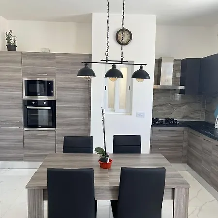 Airport Double Bedroom With Shared Bathroom, Penthouse With Bbq Facilities Mqabba